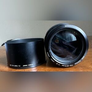 Black Camera Lens Minolta MD Zoom 70-210mm 1:4 Telephoto Lens w/ SunShade Hood